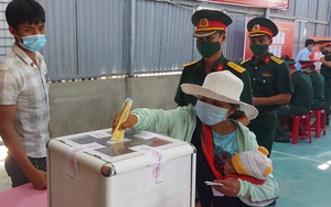 Người dân 6 xã biên giới Quảng Nam háo hức vào ngày hội bầu cử sớm