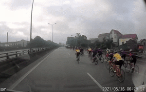 Clip: Bức xúc hàng chục người ngang nhiên đạp xe trên cao tốc qua địa phận Bắc Ninh