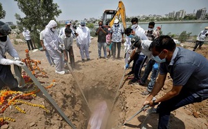 Kinh khủng: Tìm thấy hàng trăm thi thể bị chôn bên bờ sông ở Ấn Độ