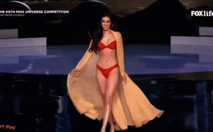 Video: Khánh Vân trình diễn bikini với những cú catwalk thần sầu tại Chung kết Miss Universe 2020