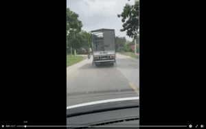 Clip: Tài xế xe tải không nhường đường xe cấp cứu gây bức xúc dư luận