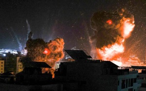 Israel sử dụng máy bay phản lực không kích Gaza khi người dân Palestine xuống đường biểu tình