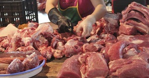 Giá lợn hơi chạm đáy nhiều năm nhưng thịt ngoài chợ vẫn cao