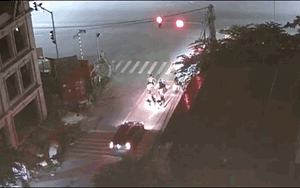 Clip nóng: Ô tô điên bất ngờ tông trúng 4 xe máy đang dừng chờ đèn đỏ ở Hải Phòng