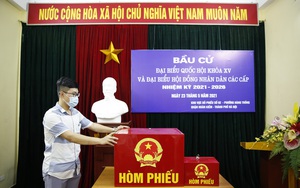 Các điểm bỏ phiếu tại Hà Nội ráo riết làm công tác phòng chống dịch Covid-19 trước ngày bầu cử