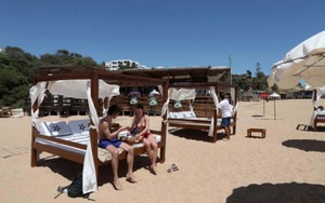 Bồ Đào Nha: Khách du lịch sẽ bị phạt 3 triệu đồng nếu không đeo khẩu trang tại các bãi biển.
