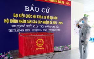 Hình ảnh đặc biệt từ khu vực bầu cử sớm ở Gia Bình (Bắc Ninh): Bầu cử trong bộ đồ bảo hộ kín mít