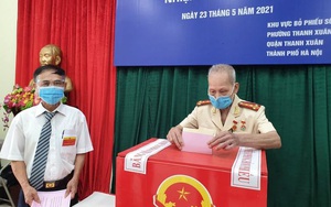 TRỰC TIẾP: Đại tá công an hơn 90 tuổi vượt 80km về Hà Nội bỏ phiếu bầu cử