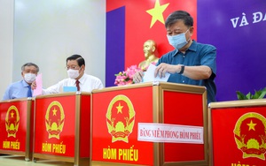 Hình ảnh Đại tướng Tô Lâm bỏ phiếu bầu cử tại quận Ba Đình, Hà Nội