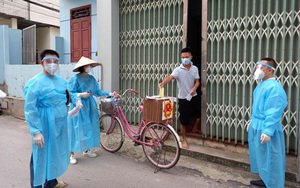 Bầu cử tại tâm dịch Bắc Giang: Hòm phiếu được chở bằng xe đạp đến từng nhà cử tri 