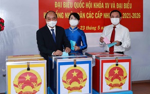 Chủ tịch nước Nguyễn Xuân Phúc dâng hương tưởng niệm các Anh hùng liệt sĩ trước khi bỏ phiếu bầu cử
