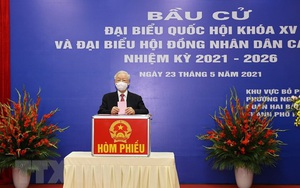 Hình ảnh Tổng Bí thư Nguyễn Phú Trọng bỏ phiếu bầu cử tại quận Hai Bà Trưng, Hà Nội