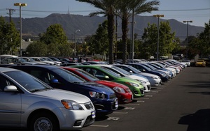 Bloomberg: giá ô tô sắp tăng vọt