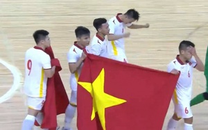 CLIP: Tuyển thủ ĐT futsal Việt Nam bật khóc khi giành vé dự World Cup