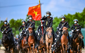 Video: Cận cảnh CSCĐ kỵ binh biểu diễn cưỡi ngựa bắn súng oai phong lẫm liệt