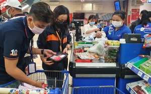 TP.HCM: Lo ngại dịch Covid-19 phức tạp, người dân đi siêu thị mua rau củ, thịt cá, mì gói