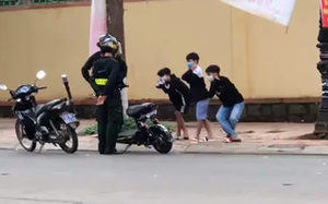 Cảnh sát cơ động phạt học sinh vi phạm giao thông 