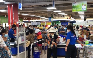 TP. HCM: Người dân đổ xô vào các siêu thị &quot;vơ vét&quot; hàng trước khi thực hiện giãn cách xã hội