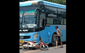 Clip nóng: Vứt xe máy giữa đường, người đàn ông đập vỡ kính hành hung tài xế ô tô khách