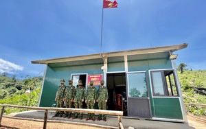 Quảng Bình: Người lính mang quân hàm xanh canh vùng biên dưới nắng nóng chống "giặc Covid-19"