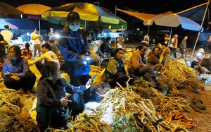 Điện Biên: Chợ phiên lạ lùng-lia điện thoại thông minh suốt từ đêm đến sáng