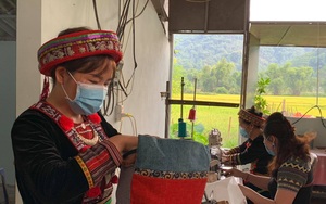 Bắc Kạn: Chế tạo ra loại gối thổ cẩm dược liệu, người phụ nữ đưa hai nét văn hóa của dân tộc Dao vươn xa