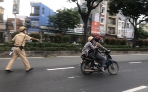 Đi vào làn đường ô tô, nhiều phương tiện bất chấp nguy hiểm tháo chạy khi CSGT tuýt còi