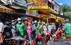 TP.HCM: Xếp hàng cả chục mét chờ mua heo quay cúng Tết Đoan Ngọ, nhiều nơi cháy hàng từ sáng sớm