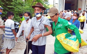 Chàng trai miền sơn cước chạy xe ôm mê làm thiện nguyện 