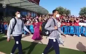 Video: Cầu thủ Tây Ban Nha bị chỉ trích vì "vô cảm" với người hâm mộ