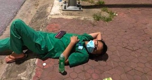 Dịch Covid-19 ở Nghệ An: Xúc động hình ảnh tình nguyện viên tranh thủ ngả lưng trên vỉa hè