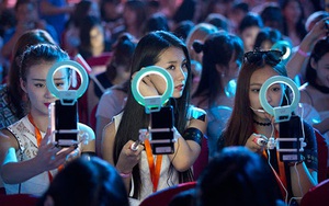 Giới trẻ Trung Quốc đổ xô đi livestream mơ làm giàu và cái kết