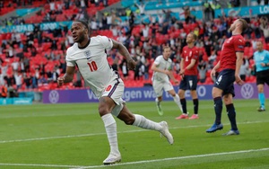 Sterling tái lập thành tích ghi bàn của Rooney sau 17 năm