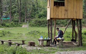 Nhà vua Bhutan đi bộ xuyên rừng 14 ngày để thị sát chống dịch Covid-19