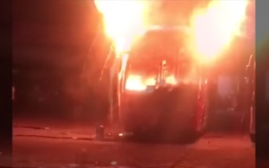 Video: Cháy lớn, 4 xe khách giường nằm ở Đắk Lắk chìm trong biển lửa