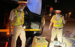 Dừng xe khách từ Thanh Hóa vào TP.HCM, CSGT Bình Định phát hiện “bí mật” giấu bên trong thùng carton
