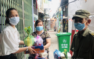 Báo Nông thôn Ngày nay/Dân Việt trao quà của bạn đọc đến người dân bị ảnh hưởng dịch Covid-19 ở TP.HCM