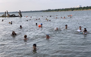 Video: Dân Hà Nội vẫn đổ ra sông, hồ tắm giải nhiệt như chưa hề có Covid-19