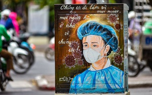 Giữa hè một ngày gió thu và bức chân dung "chiến sỹ" chống dịch đẹp kỳ lạ giữa phố
