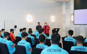 ĐT Việt Nam học thêm luật… trong phòng thay đồ để tránh bị phạt