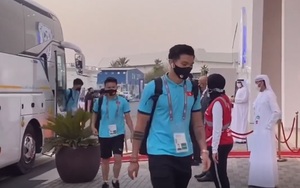 Video: Công Phượng, Quang Hải và các cầu thủ ĐT Việt Nam khí thế ngút trời trước giờ thi đấu với Indonesia