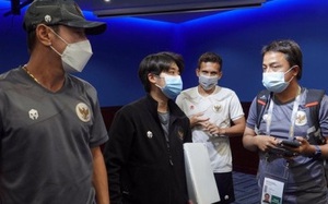 Vì sao HLV ĐT Indonesia quát tháo trợ lý sau buổi họp báo với ĐT Việt Nam?