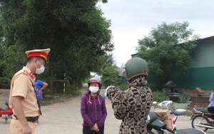 Công an, cảnh sát giao thông Hà Tĩnh thuyết phục người dân không tự ý rời thành phố Hà Tĩnh về quê