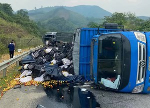 Tai nạn liên hoàn trên cao tốc Nội Bài - Lào Cai, giao thông tê liệt nhiều giờ