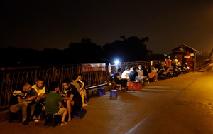 Hà Nội: Bất chấp lệnh cấm, nhiều quán trà đá ngang nhiên mở trên Cầu Long Biên