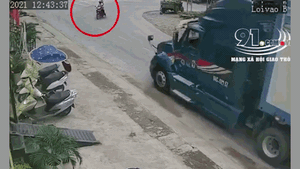 Clip: Hai người đi xe máy băng qua đường, tài xế container phanh &quot;cháy đường&quot;