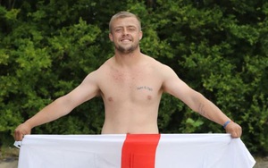 Thanh niên khỏa thân trên đường phố cổ vũ ĐT Anh vô địch Euro 2020 