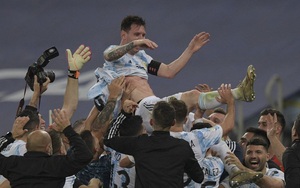 Giải tỏa cơn khát vô địch cùng Argentina, Messi được đồng đội công kênh