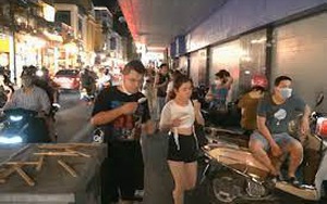 Hà Nội: Phố Tràng Tiền đông nghịt người mua kem ăn bất chấp lệnh cấm sau 21h đêm