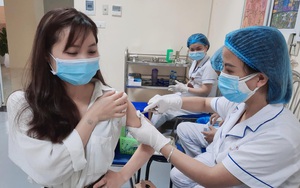 Giám đốc Sở Y tế Hà Nội: "Bất kể ai cũng có thể đăng ký tiêm vắc xin phòng Covid-19"
